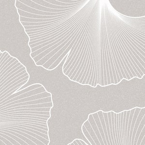 Puede incluir: Un dise&ntilde;o abstracto en tonos neutros con hojas de ginkgo blancas y estilizadas. Las hojas est&aacute;n delineadas con finas l&iacute;neas blancas sobre un fondo gris claro texturizado. El dise&ntilde;o tiene un tema minimalista y bot&aacute;nico.