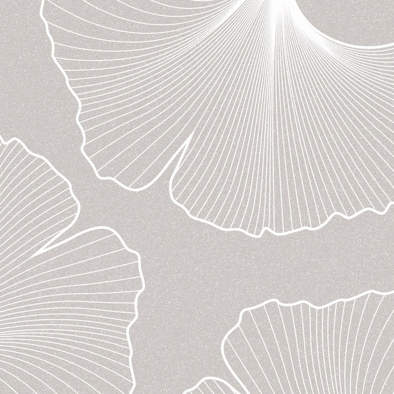 Puede incluir: Un dise&ntilde;o abstracto en tonos neutros con hojas de ginkgo blancas y estilizadas. Las hojas est&aacute;n delineadas con finas l&iacute;neas blancas sobre un fondo gris claro texturizado. El dise&ntilde;o tiene un tema minimalista y bot&aacute;nico.