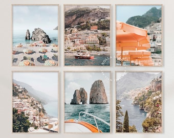 Peut inclure: Ensemble de six impressions colorées représentant des paysages côtiers italiens. Les impressions montrent une variété de scènes, notamment une plage avec des parasols colorés, un bateau dans l'eau, une ville à flanc de falaise et une vue depuis un bateau.