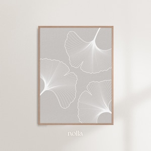 Puede incluir: Una impresi&oacute;n enmarcada con un dise&ntilde;o minimalista de tres hojas de ginkgo blancas sobre un fondo gris claro. Las hojas est&aacute;n detalladas con finas l&iacute;neas blancas, y el marco es de color madera natural. La impresi&oacute;n tiene la palabra "nolla" en la esquina inferior izquierda.
