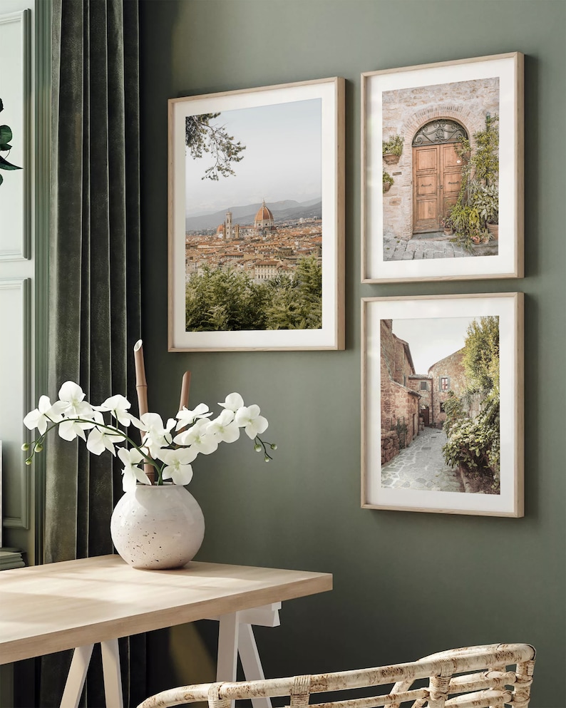 K&ouml;nnte beinhalten: Drei gerahmte Drucke italienischer Architektur. Der erste Druck zeigt eine Stadtlandschaft mit einem gro&szlig;en Kuppelgeb&auml;ude in der Ferne. Der zweite Druck zeigt eine Nahaufnahme einer Holzt&uuml;r mit einem verzierten Metalldesign. Der dritte Druck zeigt eine schmale Kopfsteinpflasterstra&szlig;e, die von Geb&auml;uden ges&auml;umt ist.