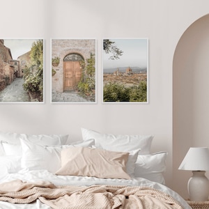 K&ouml;nnte beinhalten: Drei gerahmte Drucke italienischer Architektur. Der erste Druck zeigt eine schmale Kopfsteinpflasterstra&szlig;e mit Geb&auml;uden auf beiden Seiten. Der zweite Druck zeigt eine Holzt&uuml;r mit einem gew&ouml;lbten Eingang. Der dritte Druck zeigt einen Blick auf die Stadt Florenz, Italien, mit dem Dom im Hintergrund.