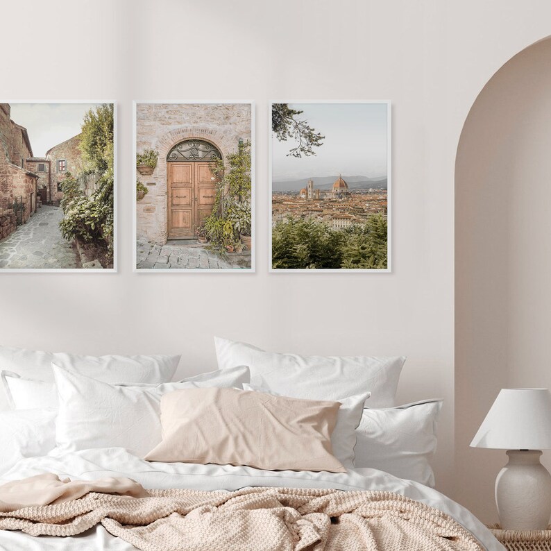 K&ouml;nnte beinhalten: Drei gerahmte Drucke italienischer Architektur. Der erste Druck zeigt eine schmale Kopfsteinpflasterstra&szlig;e mit Geb&auml;uden auf beiden Seiten. Der zweite Druck zeigt eine Holzt&uuml;r mit einem gew&ouml;lbten Eingang. Der dritte Druck zeigt einen Blick auf die Stadt Florenz, Italien, mit dem Dom im Hintergrund.
