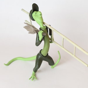 Figure inspired in Bill the Lizard from the movie Alice in wonderland