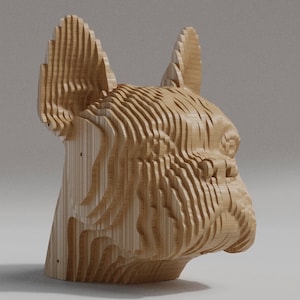 Könnte beinhalten: Eine Holzskulptur eines französischen Bulldoggenkopfes, hergestellt aus geschichteten Holzstücken. Die Skulptur ist hellbraun und hat ein realistisches Aussehen.