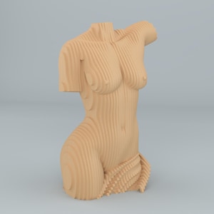 Może przedstawiać: Drewniana rzeźba żeńskiego torsu, wyrzeźbiona poziomymi liniami. Rzeźba ma jasnobrązowy kolor i posiada szczegółowe piersi, zdefiniowaną talię i element z drapowanej tkaniny na biodrach. Na gładkim, szarym tle.