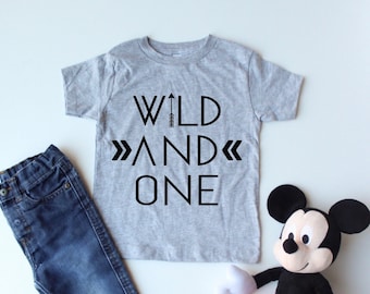 Wild And One - 1. Geburtstagsshirt - 1 Jahr alt - Trendiges Kinder T-Shirt - Grafik Shirt - Geburtstagsshirt - Kindergeburtstagsgeschenk
