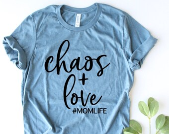 Chaos + Love - Mom Life - Trendy Mom Tee - Maternità - Mom Shirt - Mom Gift - Cool Mom T-Shirt - Mom Top - Camicie per la mamma - Divertente