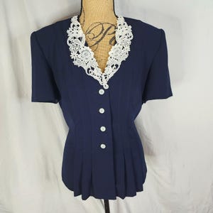 USA Vintage DANNY & NICOLE Size 14 White Lace Collar Navy Blue Pleated Blouse