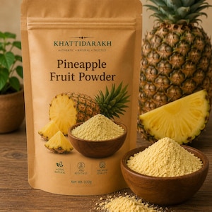 以下が含まれることがあります： 正味重量100gのKHATTIDARAKH Pineapple Fruit Powderとラベル付けされたベージュのスタンドパウチ。パッケージには、パイナップル全体、スライス、黄色い粉末が入った木製のボウルが描かれています。手前には同じ粉末が入ったボウルが置かれています。