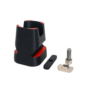 Puede incluir: Un soporte de teléfono de plástico negro con un acento rojo, una tuerca en T de plástico negro y un perno en T plateado.