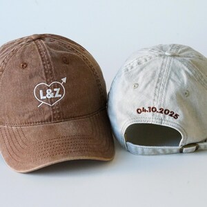 Anpassad basebollkeps med initialer, broderad hjärthatt, jubileumspresent till par