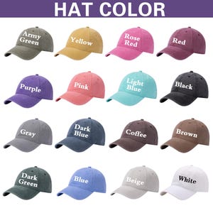 Puede incluir: Una colecci&oacute;n de gorras de b&eacute;isbol en varios colores, incluyendo verde militar, amarillo, rosa rojo, rojo, morado, rosa, azul claro, negro, gris, azul oscuro, caf&eacute;, marr&oacute;n, verde oscuro, azul, beige y blanco. Cada gorra tiene el nombre del color impreso.