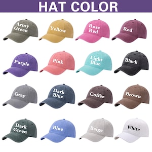 Puede incluir: Una colecci&oacute;n de 18 gorras de b&eacute;isbol en blanco en varios colores, incluyendo verde militar, amarillo, rojo rosa, rojo, morado, rosa, azul claro, negro, gris, azul oscuro, caf&eacute;, marr&oacute;n, verde oscuro, azul, beige y blanco. Cada gorra tiene una etiqueta de texto blanco que indica el color.