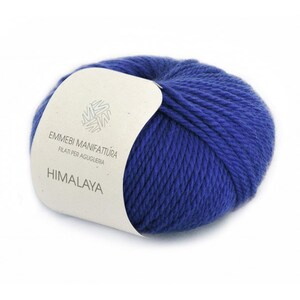 K&ouml;nnte beinhalten: Eine blaue Wollkn&auml;uel mit einem wei&szlig;en Etikett, auf dem "Emmebi Manifattura Filati per Agugueria Himalaya" steht.