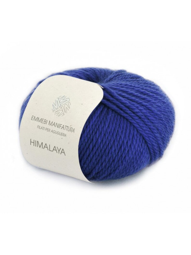 K&ouml;nnte beinhalten: Eine blaue Wollkn&auml;uel mit einem wei&szlig;en Etikett, auf dem "Emmebi Manifattura Filati per Agugueria Himalaya" steht.
