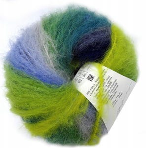 Könnte beinhalten: Ein rundes Knäuel aus flauschigem, mehrfarbigem Garn mit gemischten Tönen in Limettengrün, Waldgrün, Marineblau und Hellblau. Ein weißes Papieretikett ist um die Mitte gewickelt und zeigt Text, einschließlich 50g, 1 3/4 oz, 110m und 120 yd.