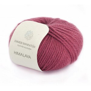 K&ouml;nnte beinhalten: Eine Kn&auml;uel rosa Wolle mit einem wei&szlig;en Etikett, auf dem "Emmebi Manifattura Filati per Agugleria Himalaya" steht.