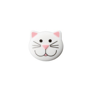 Op de afbeelding: Een witte kattenkopvormige knoop met roze binnenoren en neus, zwarte ogen en snorharen. De knoop heeft een lachende mond en is waarschijnlijk gemaakt van plastic of hars. Deze decoratieve knoop is geschikt voor naai- of knutselprojecten.