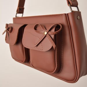 Pu&ograve; includere: Un set di tre tazze in ceramica con finitura opaca e macchiettata. Le tazze sono nei toni del crema, grigio chiaro e grigio scuro. Ogni tazza ha un design semplice e minimalista e un manico arrotondato. Per caff&egrave; o t&egrave;.