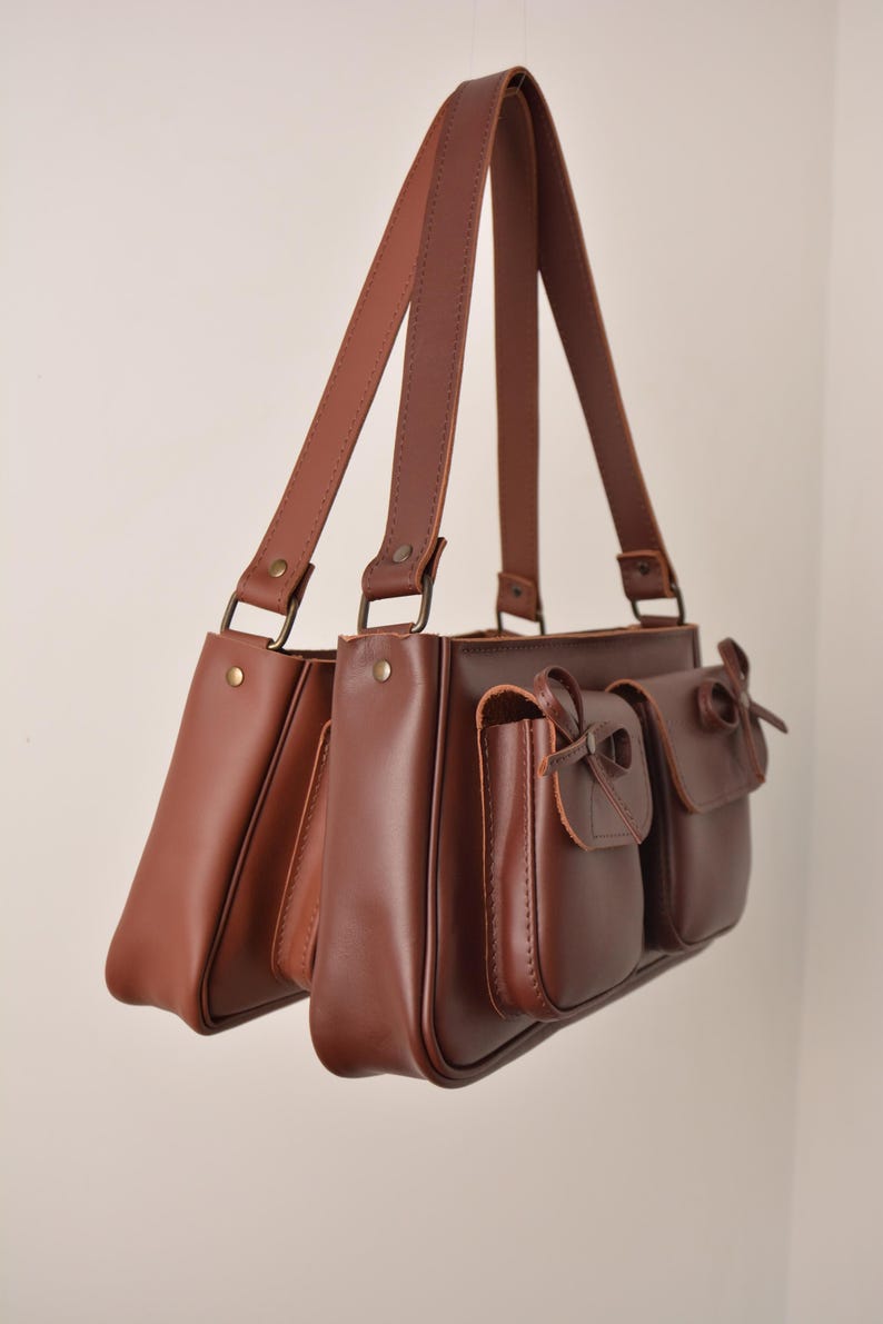 Pu&ograve; includere: Un cartello in legno rustico con la scritta "Welcome to our home" in lettere bianche. Il cartello presenta una finitura invecchiata e un design semplice e invitante, perfetto per un portico o un ingresso.