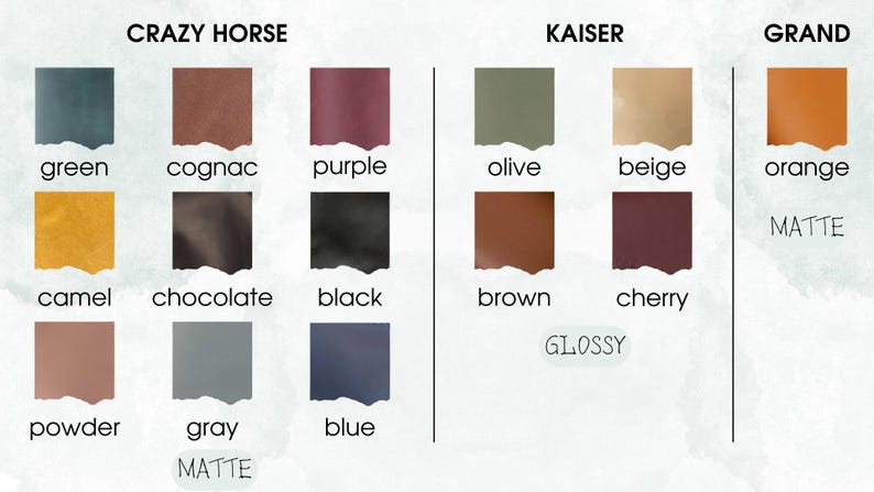 Pu&ograve; includere: Un cartello in legno rustico con la scritta "Welcome to our home" in lettere bianche. Il cartello presenta una finitura invecchiata e un design semplice e invitante, perfetto per un portico o un ingresso.