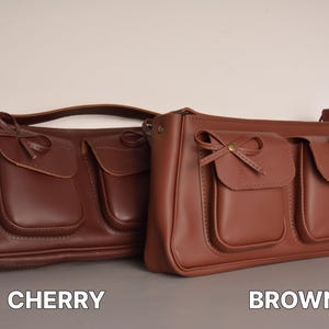 Pu&ograve; includere: Un cartello in legno fatto a mano con la scritta "Welcome" in un carattere giocoso. Presenta uno sfondo bianco invecchiato e un bordo marrone scuro, perfetto per una porta d'ingresso. Il cartello misura circa 30 cm di larghezza e 15 cm di altezza.