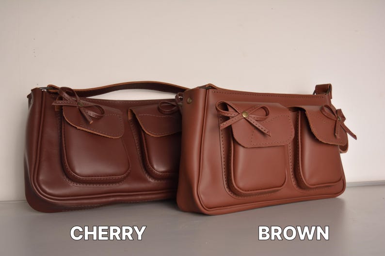 Pu&ograve; includere: Un cartello in legno fatto a mano con la scritta "Welcome" in un carattere giocoso. Presenta uno sfondo bianco invecchiato e un bordo marrone scuro, perfetto per una porta d'ingresso. Il cartello misura circa 30 cm di larghezza e 15 cm di altezza.