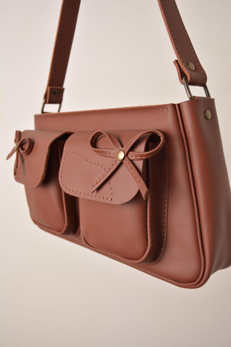 Pu&ograve; includere: Un set di tre tazze in ceramica con finitura opaca e macchiettata. Le tazze sono nei toni del crema, grigio chiaro e grigio scuro. Ogni tazza ha un design semplice e minimalista e un manico arrotondato. Per caff&egrave; o t&egrave;.