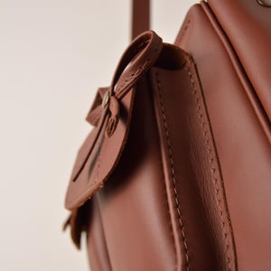 borsa a tracolla in pelle da donna in stile coquette disordinato, borsa color marrone, borsa con fiocchi, fatta a mano immagine 15