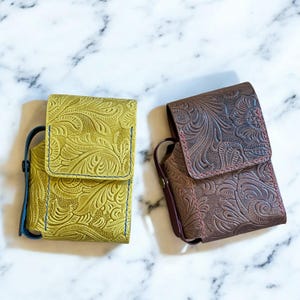 Handgemaakte leren sigarettenhouder/etui met aanstekervak voor SuperKing-pakjes.
