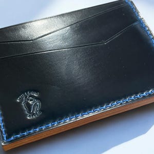 "Handgemachte Horween Shell Cordovan Kartentasche in ""Intense Blue"" mit 4 Kartenfächern & Mitteltasche."