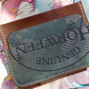 Cartera para tarjetas hecha a mano de Horween Shell Cordovan en color marrón jaspeado con bolsillos en la parte posterior