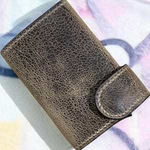 Maßgeschneiderte moderne Leder und Aluminium RFID / NFC Pop-Up-Karte & Bargeld, Kartenhalter.