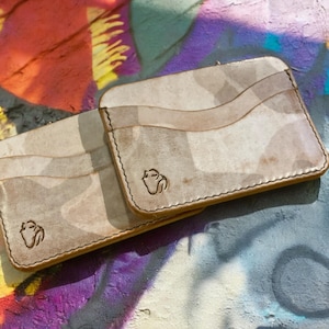 Cartera con 4 bolsillos para tarjetas “Ghost Camo” hecha a mano en cuero de camuflaje en color natural y llavero