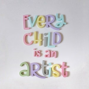 Cada niño es un artista, citas de picasso, letras de madera, Mejor regalo Decoración de pared de habitación infantil, Arte de pared, Decoración de pared de sala de juegos para aula