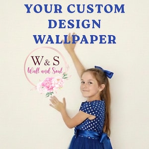 以下が含まれることがあります： オフホワイトの壁面に、青い文字で「YOUR CUSTOM DESIGN WALLPAPER」と書かれています。その下には「W & S」の文字と「Wall and Soul」という言葉、そして緑の葉がついたピンクのピオニーの花束が描かれた円形のロゴがあります。