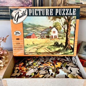 Puede incluir: Un juego de tres cuencos apilables de cerámica en tonos azules, verdes y blancos. Los cuencos presentan un esmalte moteado y un diseño sencillo y moderno. El cuenco más grande mide unos 15 cm de diámetro.