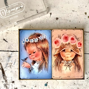 Vintage Olympia jugando a las cartas con el niño de flores de la década de 1970