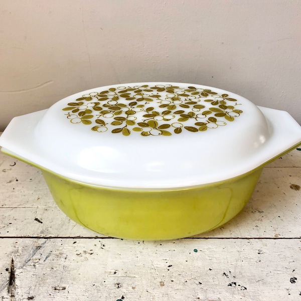 Vintage Pyrex Verde olive casserole dish; 1.5 quart, number 043