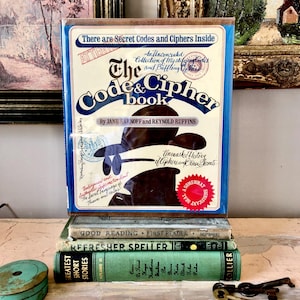 Edición de tapa dura de 1975 de The Code and Cipher Book de Jane Sarnoff y Reynolds Ruffins