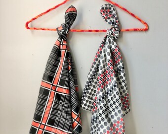 Dos bufandas vintage de poliéster en azul y rojo.