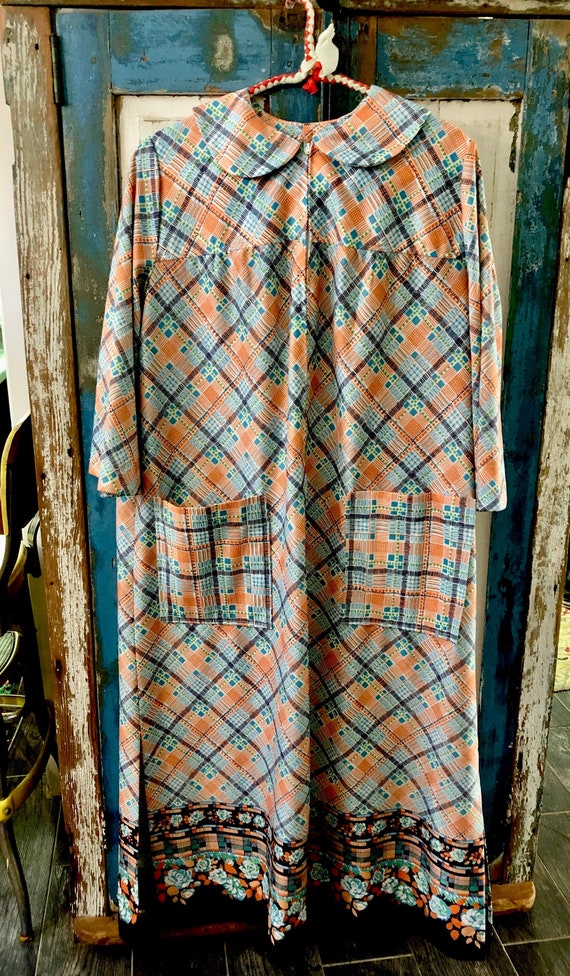 Vintage zip-front housedress with floral/geometric