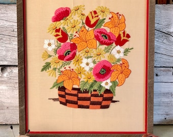 Vintage bloemencrewel-borduurwerk in bijpassend houten frame; 17,5x21,5"