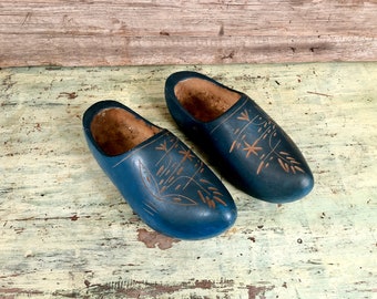 Zapatos holandeses vintage de madera azul tallados a mano