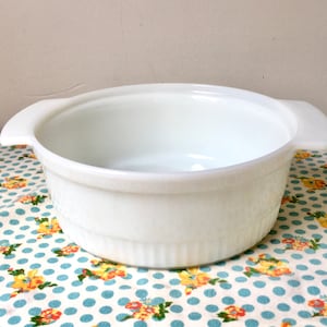 Anchor Hocking Fire King 2 quart milk glass bowl