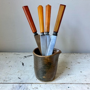 Four stainless steel Bakelite dinner knives
