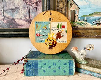 Tabla de cortar redonda de madera vintage Nevco; "Conoce tus vitaminas"