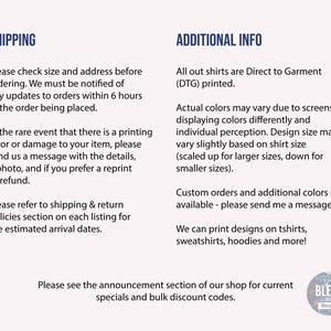 以下が含まれることがあります： SHIPPINGおよびADDITIONAL INFOとラベル付けされた濃い青色のテキストヘッダーを持つ明るい色の情報グラフィック。テキストには、ガーメント直接印刷プロセス、色のバリエーション、カスタム注文オプションの詳細が記載されています。円形のロゴにはBLESS THIS Designと書かれています。