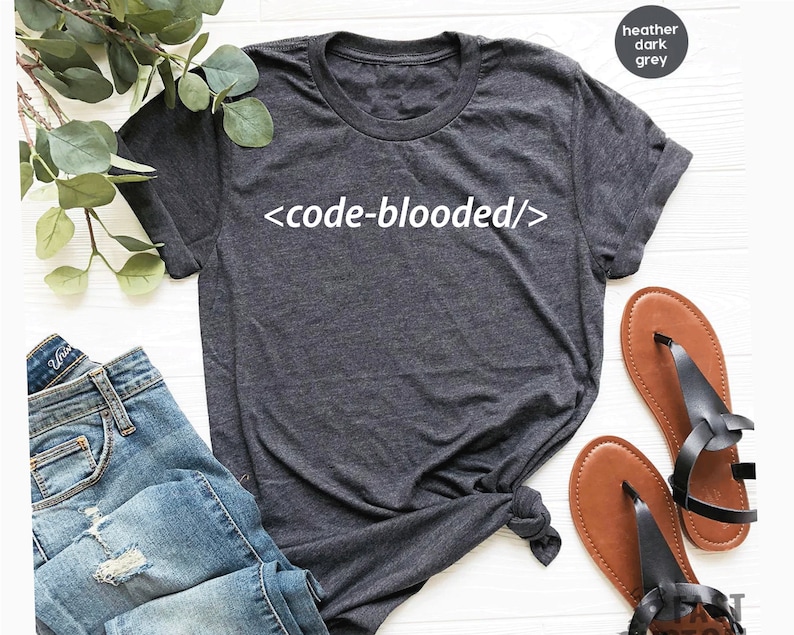 Puede incluir: Una camiseta gris oscuro jaspeada con el texto "<code-blooded/>" impreso en blanco en la parte delantera.